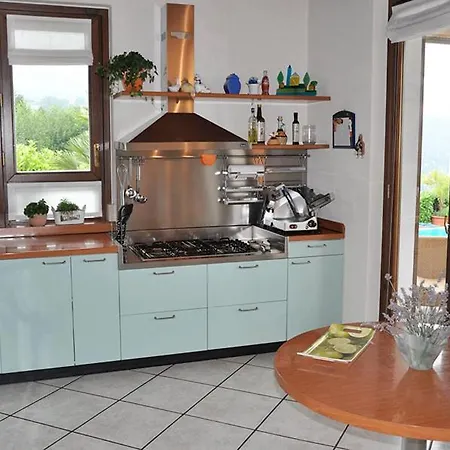 Piantini Sleeps 8 With Pool And Air Con Meina